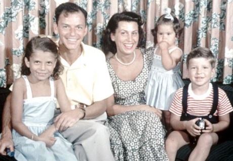 Francine Sinatra Anderson con sus padres y hermanos